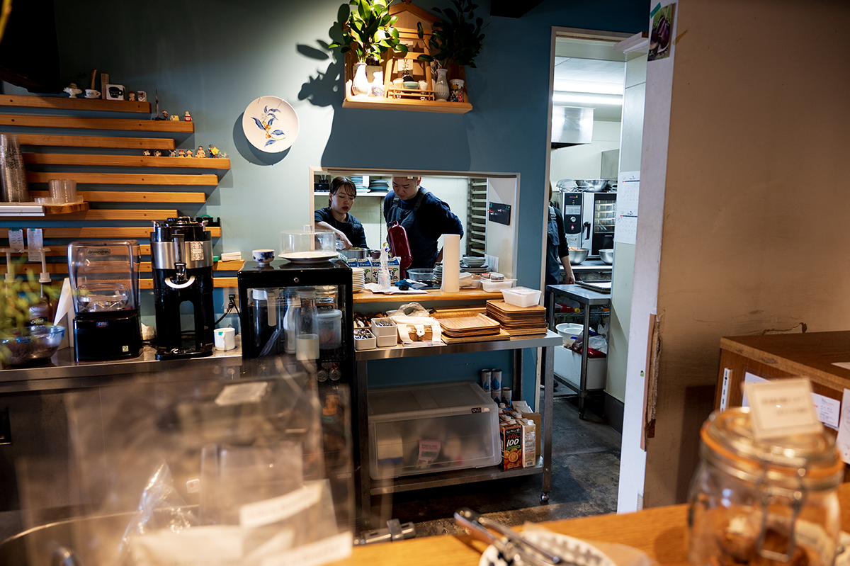 伊万里市のカフェでのワンシーン。店舗の集客を支援するSNS運用代行とブランディング撮影