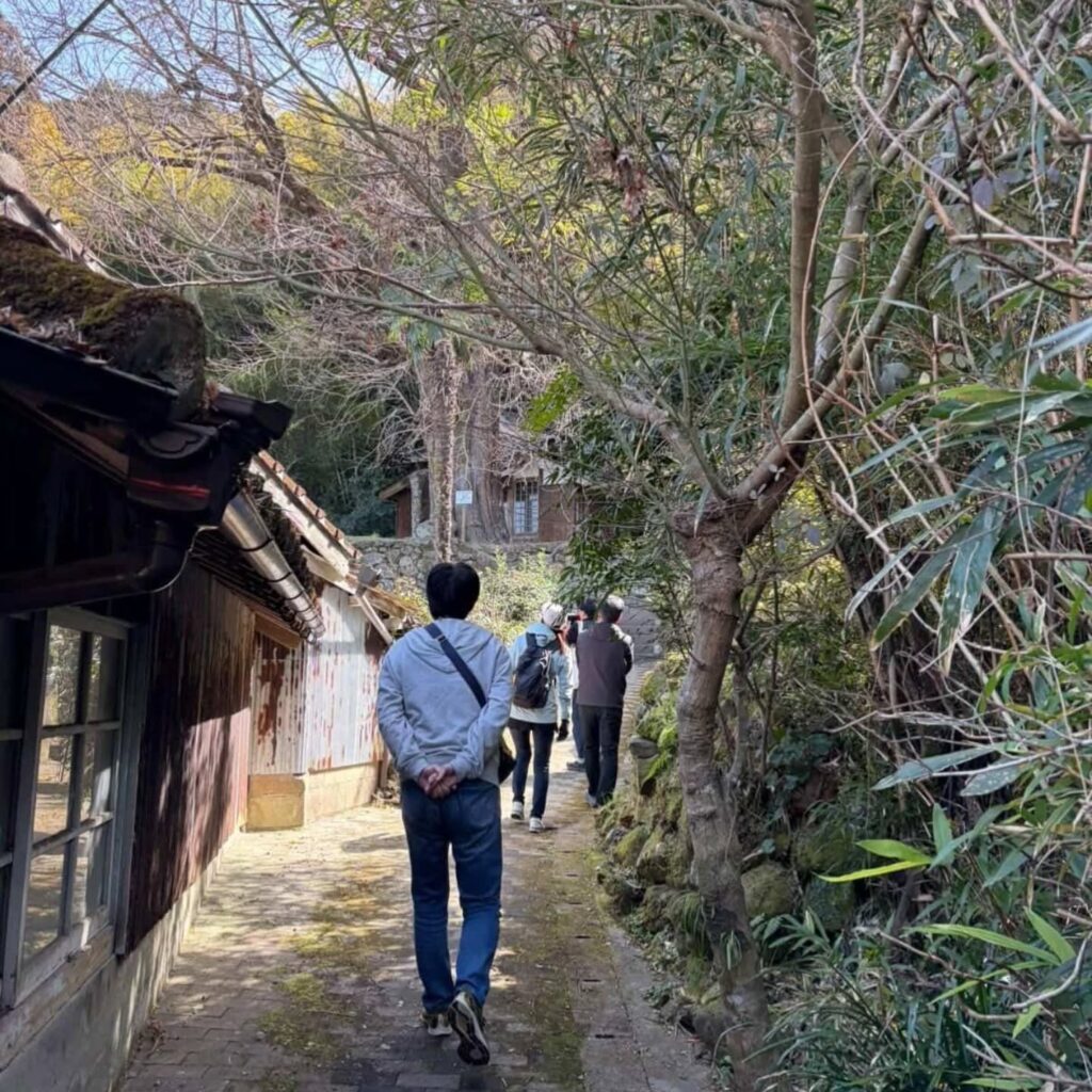 器の裏側にある「体温」を歩いて感じる。大川内山まち歩きと、地域を動かす愛情の力
